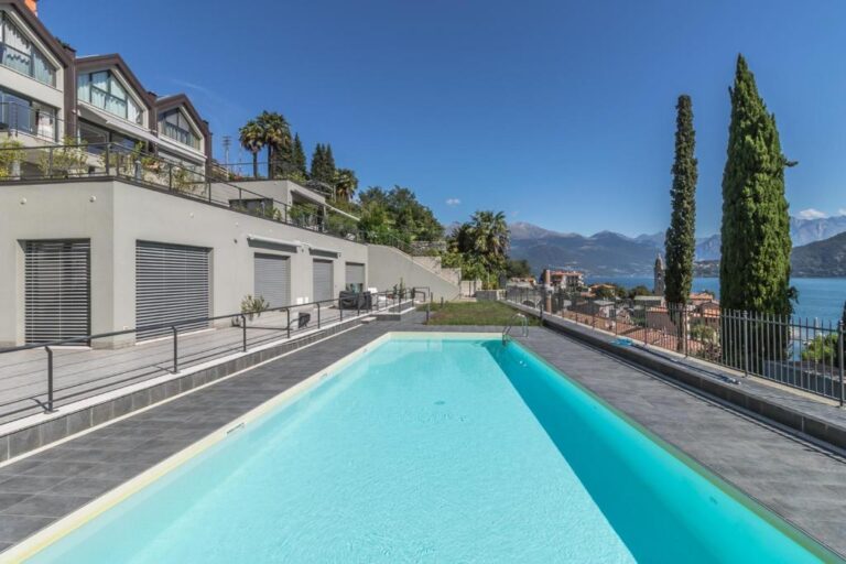 Piscina condivisa del residence di Azalea a Cremia affacciata sul Lago di Como