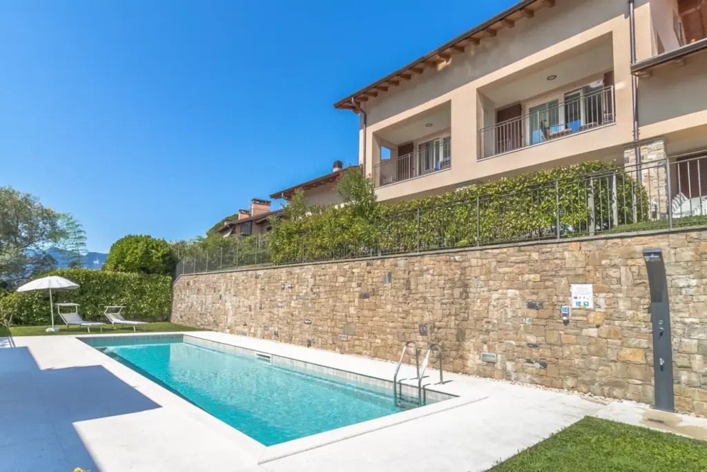 appartamento con piscina a Lenno