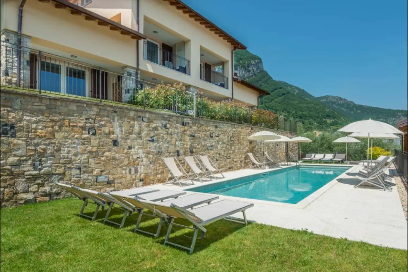 appartamento con piscina a Lenno