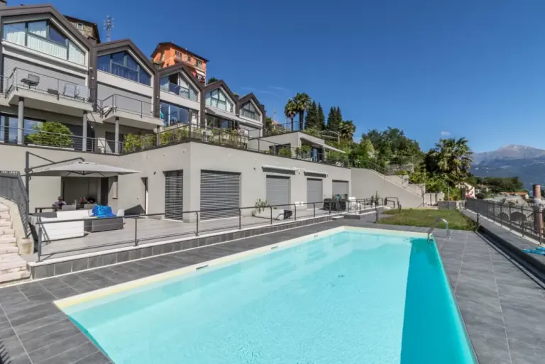 Soggiorno dell'appartamento Dalia a Cremia con divano e porta-finestra sulla terrazza vista lago
