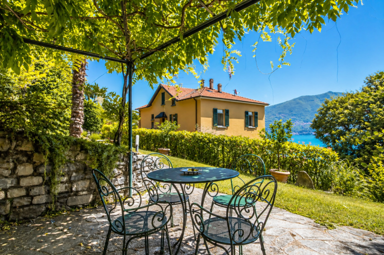 Patio soleggiato di Apartment Anna con vista panoramica sul Lago di Como