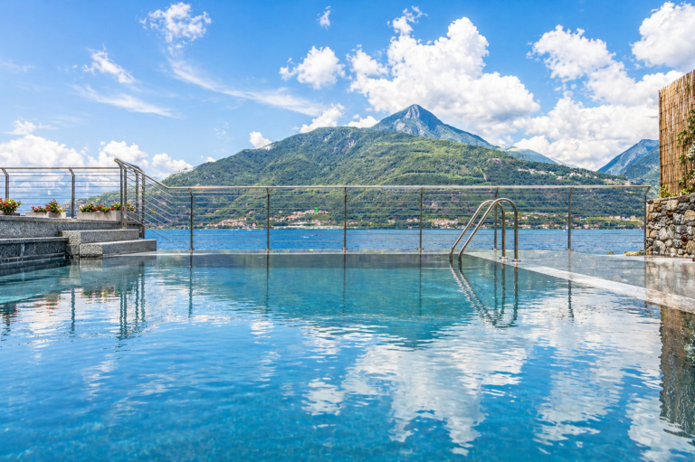 Piscina a sfioro di Villa del Sasso affacciata sul Lago di Como e sulle montagne a Cremia