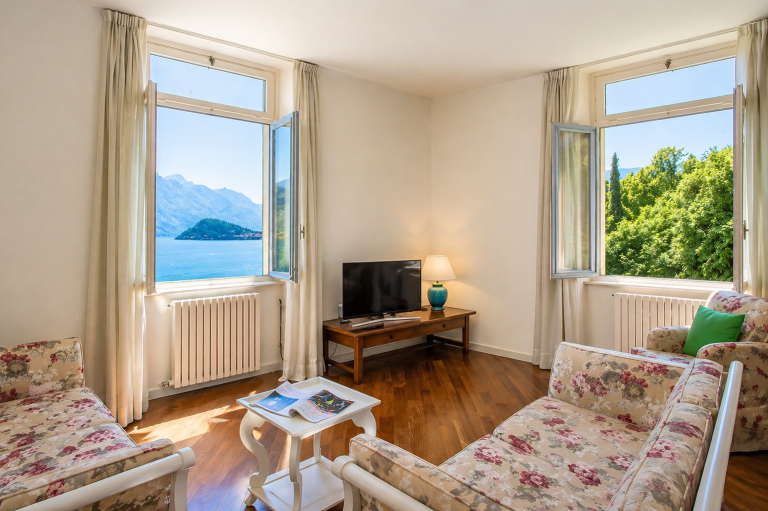 Soggiorno di Apartment Anna con finestre affacciate su Bellagio e sul Lago di Como