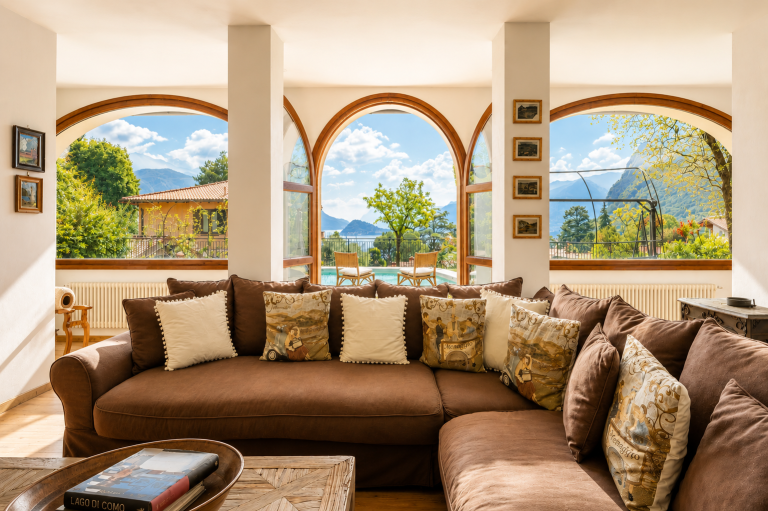 villa con piscina privata a Menaggio &mdash; Villa Le Rose, giardino recintato e vista Lago di Como
