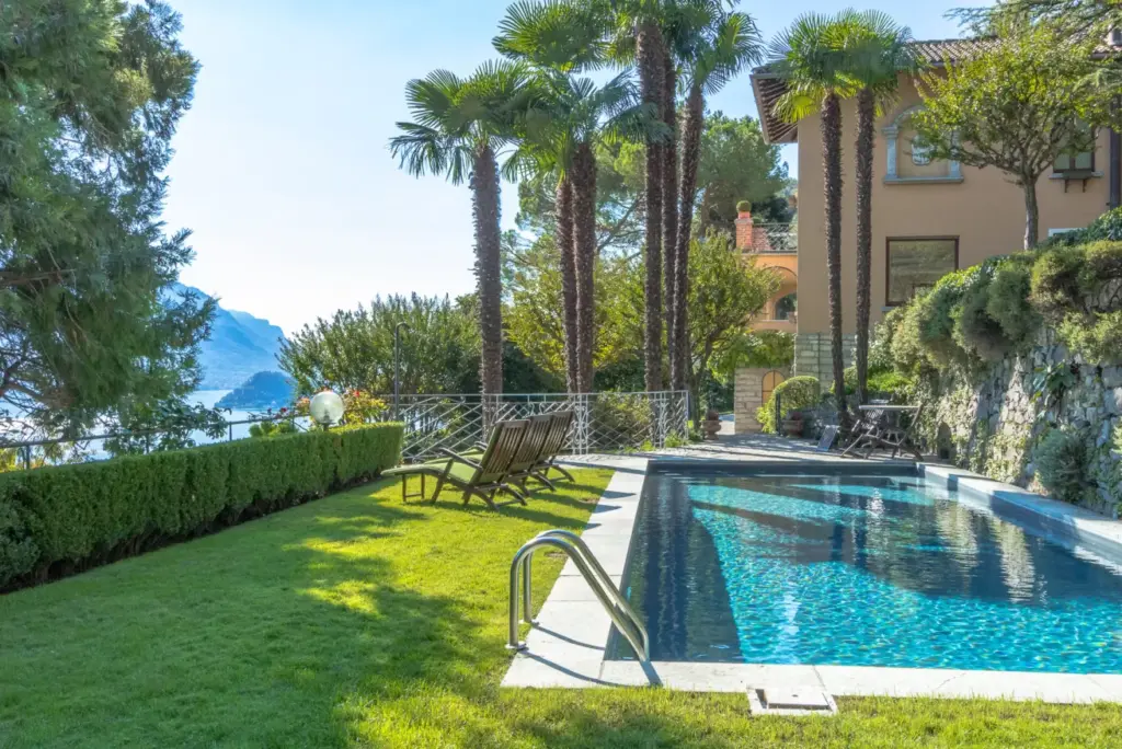 Piscina privata e giardino di Villa Gaia a Menaggio con palme e vista sul Lago di Como