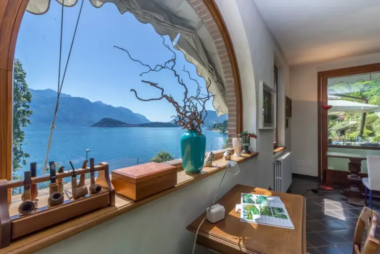 Finestra ad arco di Villa Gilda con vista sul Lago di Como e scrittoio d'epoca