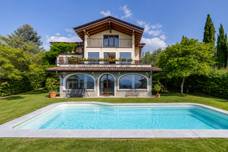 Esterno di Villa Le Rose a Menaggio con piscina privata e ampio giardino verde