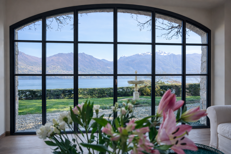Vista sul Lago di Como dalla finestra ad arco di Villa Gaia a Menaggio