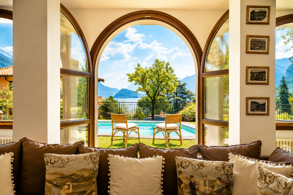 villa con piscina privata a Menaggio &mdash; Villa Le Rose, giardino recintato e vista Lago di Como