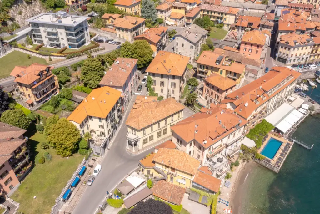 Vista aerea sui tetti di Menaggio e sul Lago di Como nei pressi dell'Appartamento Katia