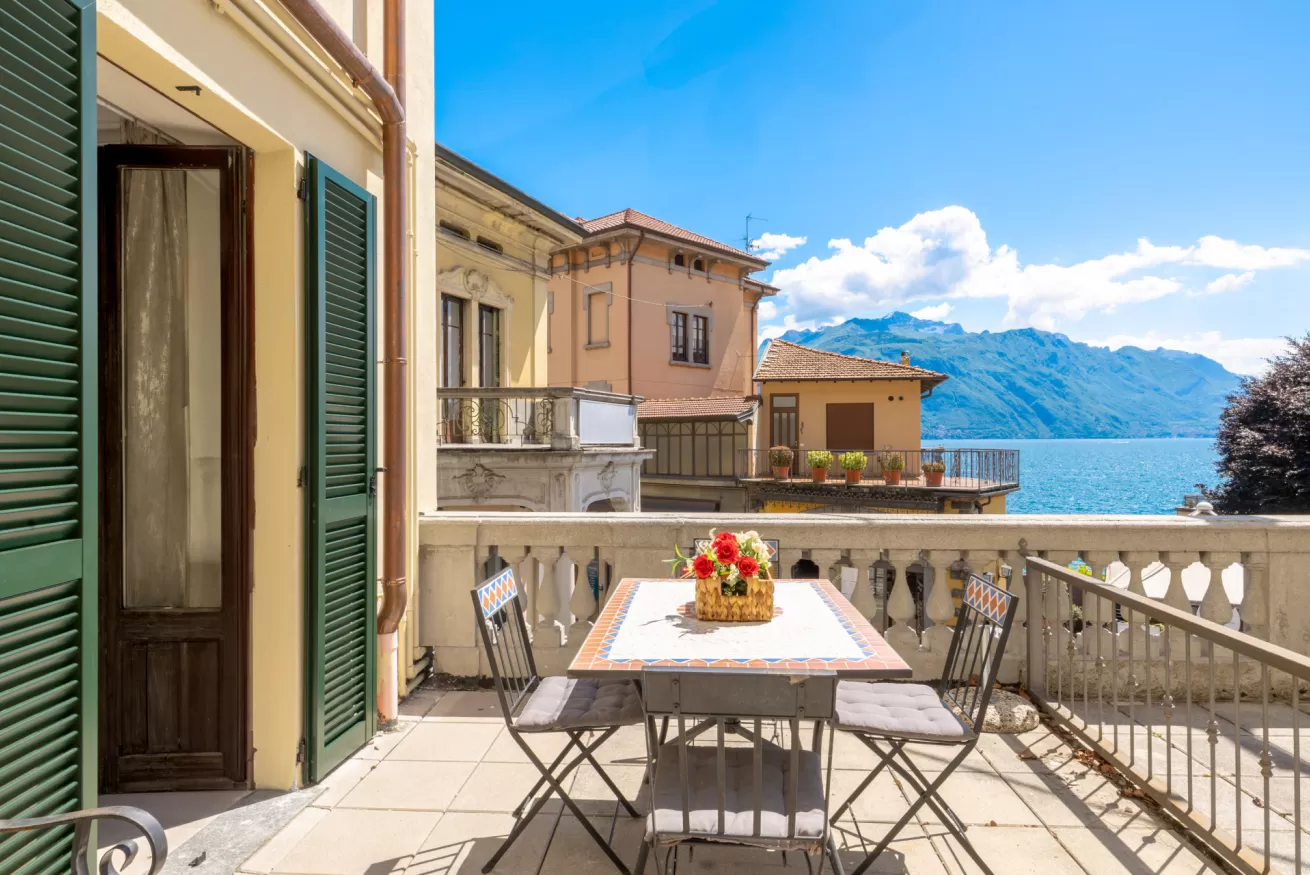 Terrazza con tavolo e vista sul Lago di Como dell'Appartamento Katia a Menaggio