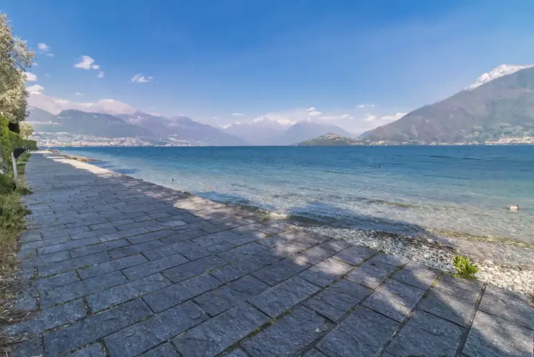 Lungolago e spiaggia in pietra di Musso sul Lago di Como