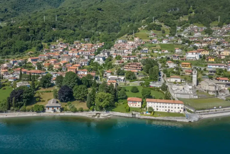 Veduta aerea del borgo di Musso sul Lago di Como