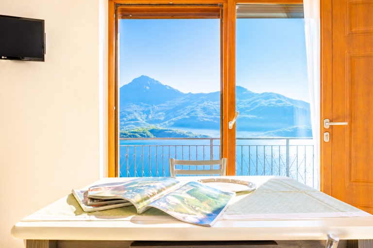 Angolo pranzo affacciato sul Lago di Como e sulle montagne nell'appartamento Lory a Domaso