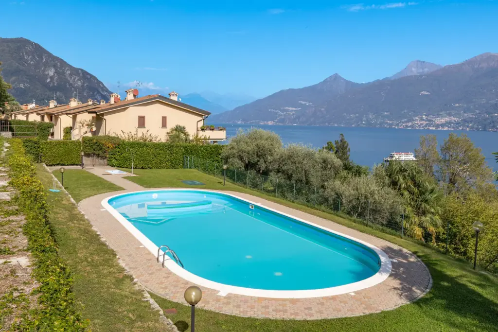 appartamento con piscina a Menaggio &mdash; Appartamento Sole-Luce, piscina condivisa e vista Lago di Como