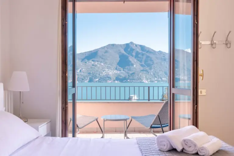 Camera matrimoniale con porta-finestra sulla terrazza e vista lago dell'Appartamento Sole-Luce a Menaggio