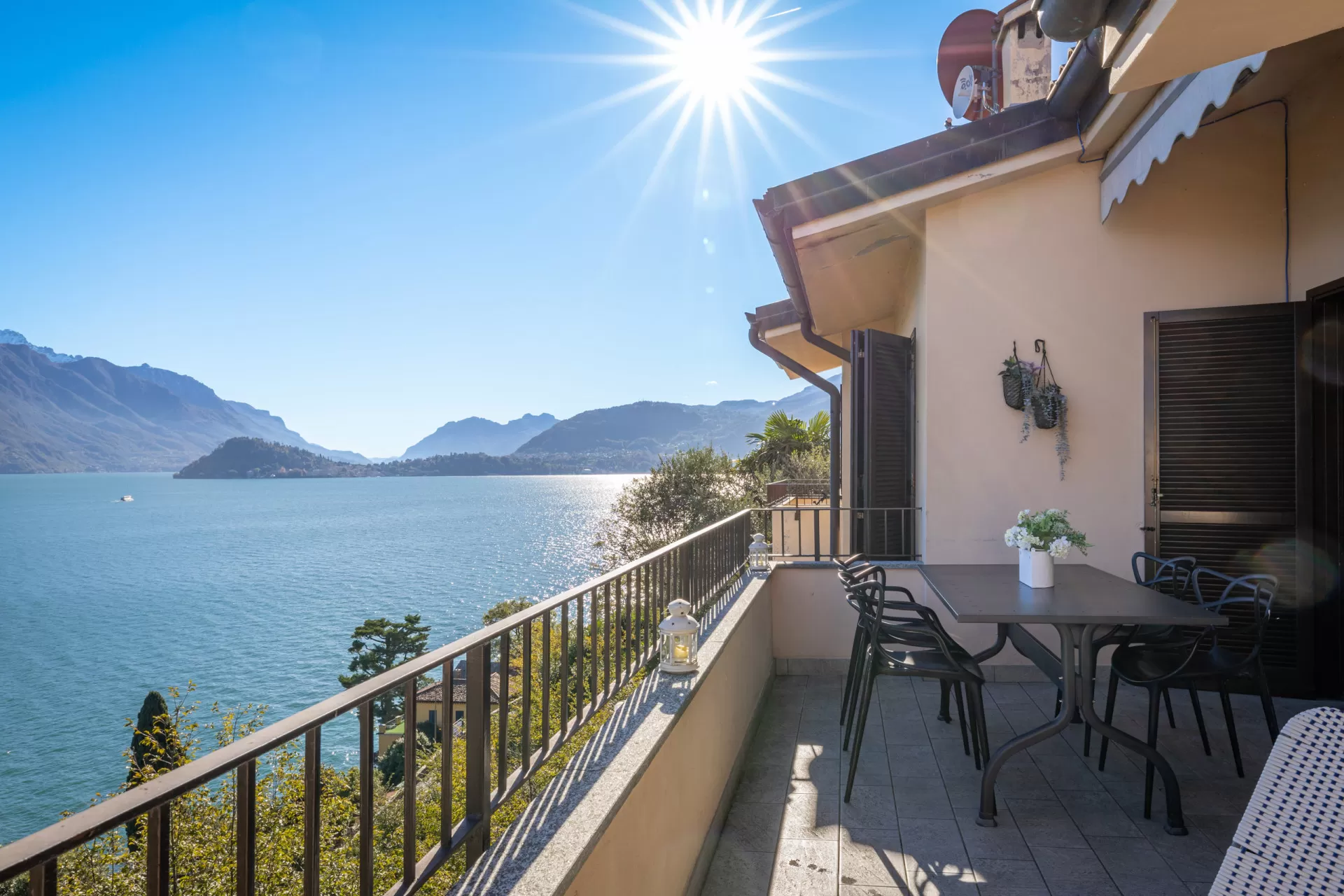 appartamento con piscina a Menaggio &mdash; Appartamento Sole-Luce, piscina condivisa e vista Lago di Como