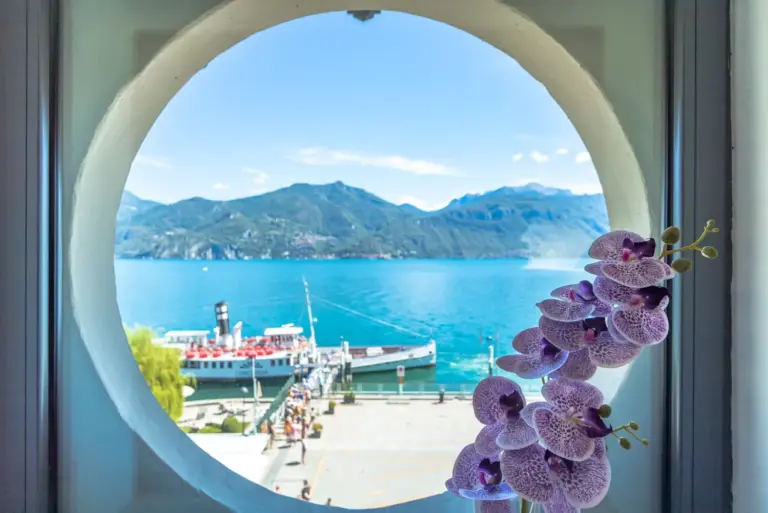 Oblò panoramico di Tamara Suite affacciato sull'imbarcadero di Menaggio e sul Lago di Como