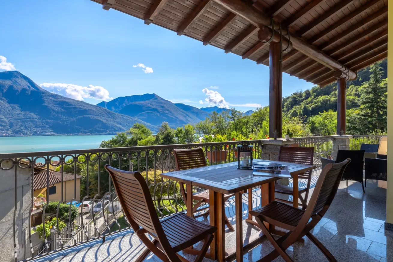 appartamento con terrazza vista lago a Musso