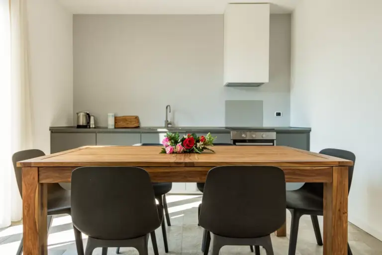 Cucina attrezzata con tavolo in legno per sei persone nell'appartamento Tulipani 9 in Tremezzina