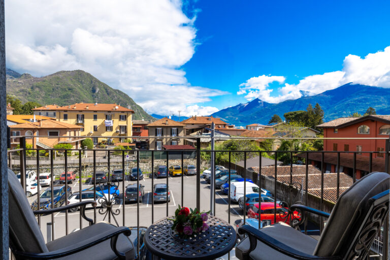 Balcone con tavolino e poltrone affacciato sui monti del Lago di Como a Menaggio