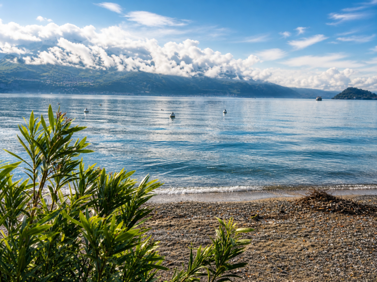 Veduta del Lago di Como dalla spiaggia di Menaggio con le montagne in lontananza