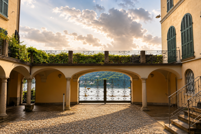 Loggia ad archi di Apartment Mira affacciata sul Lago di Como al tramonto a Tremezzina