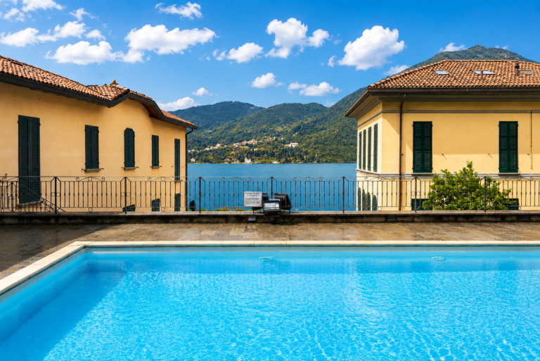 Piscina condivisa dell'appartamento fronte lago a Tremezzina Apartment Mira con vista sul Lago di Como