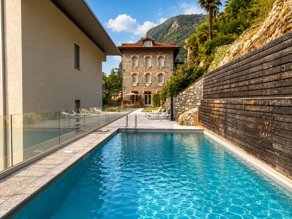 Piscina condivisa dell'Appartamento Livia a Menaggio davanti alla villa storica in pietra