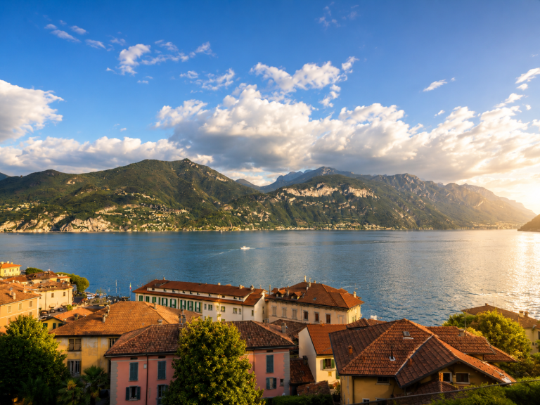 Attico vista lago a Menaggio: panorama sui tetti del paese, sul Lago di Como e sulle montagne